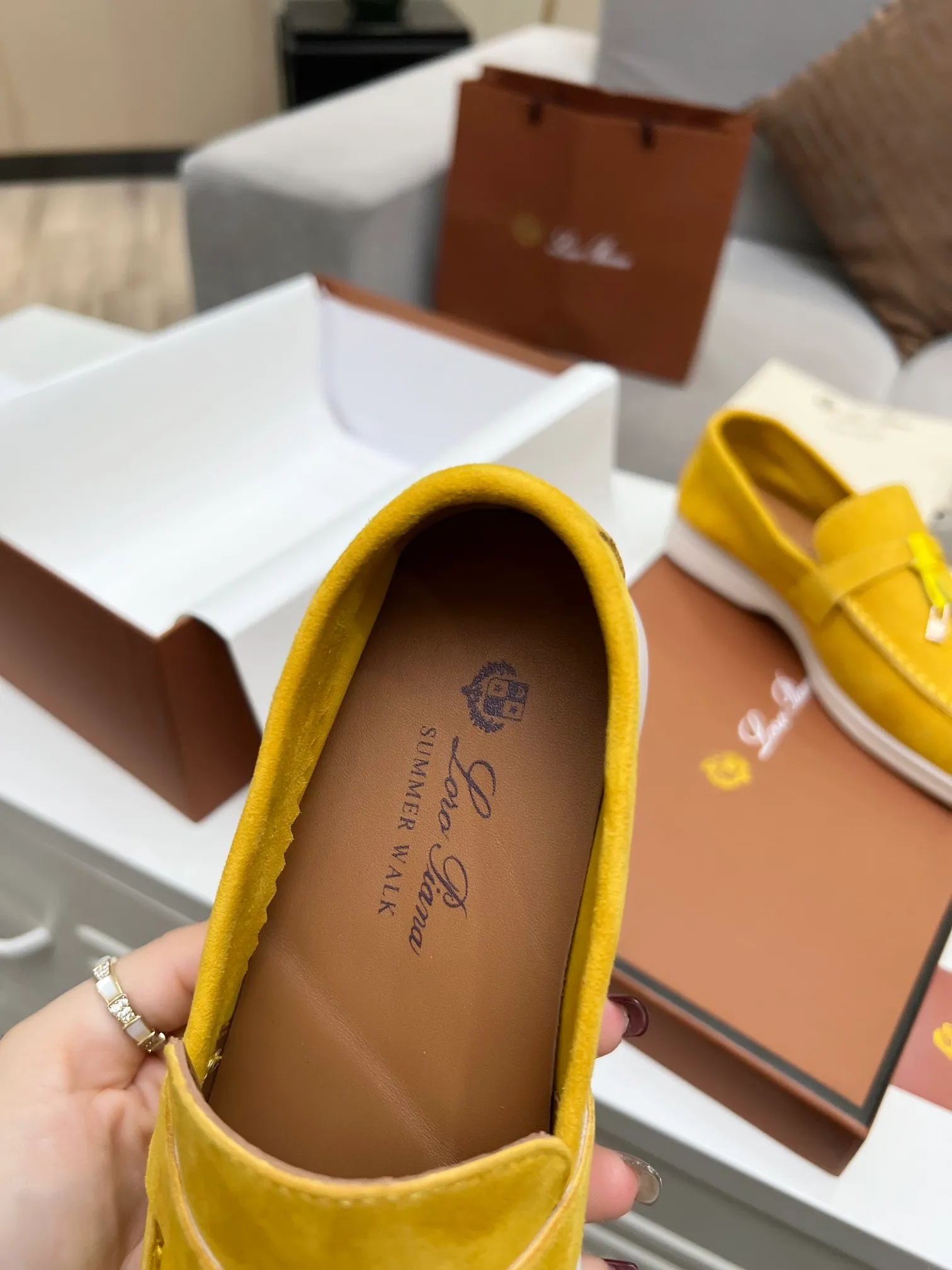 👟👟Ex-factory price 480👟👟 【Loro Piana】Italian top cashmere is fashionable and classic, and the leather is also practical and still of the highest quality on the Internet. Developed from the original board, the upper is made of Yangjing silk and is smooth. Leather lining, wear-resistant high-elastic beef tendon bottom. Size: 35-42, (men’s +10)